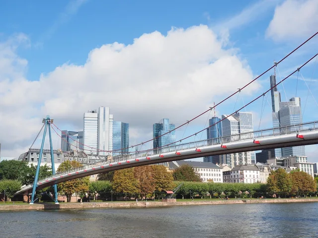 holbeinsteg, ponte pedonale, francoforte, main, ponte sospeso, frankfurt am main germania, grattacieli, grattacielo, architettura, costruzione, orizzonte, trianon, dekabank, silberturm, vecchio dresdner bank, skyper, deutsche bank gemello, galileo, nuova dresdner bank, opera tower, torre principale, taunusturm, vecchio commerzbank, commerzbank tower, eurotower, bce. Commissioni su carte e bonifici: fattori che determinano il costo